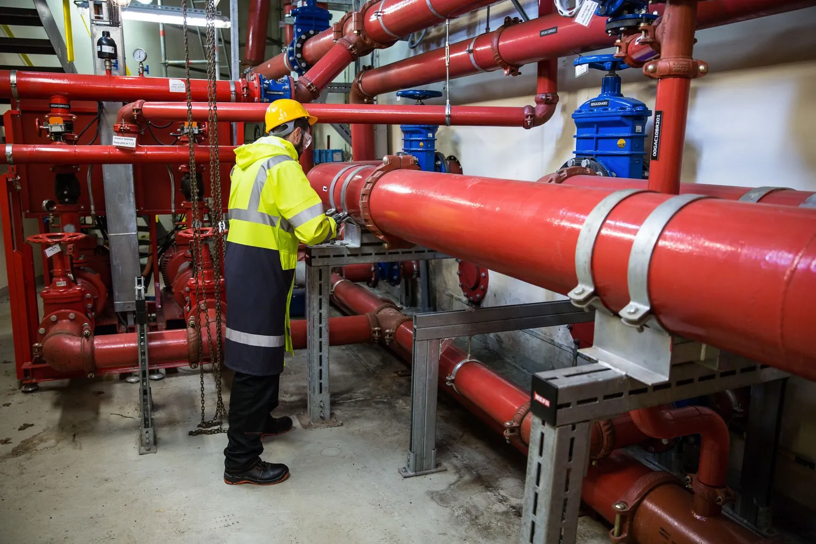 Auditeur énergétique mesurant les déperditions thermiques dans une cave d'immeuble à Clermont-Ferrand
