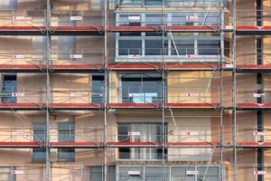Façade d'un immeuble de copropriété à Clermont-Ferrand avec échafaudage de rénovation