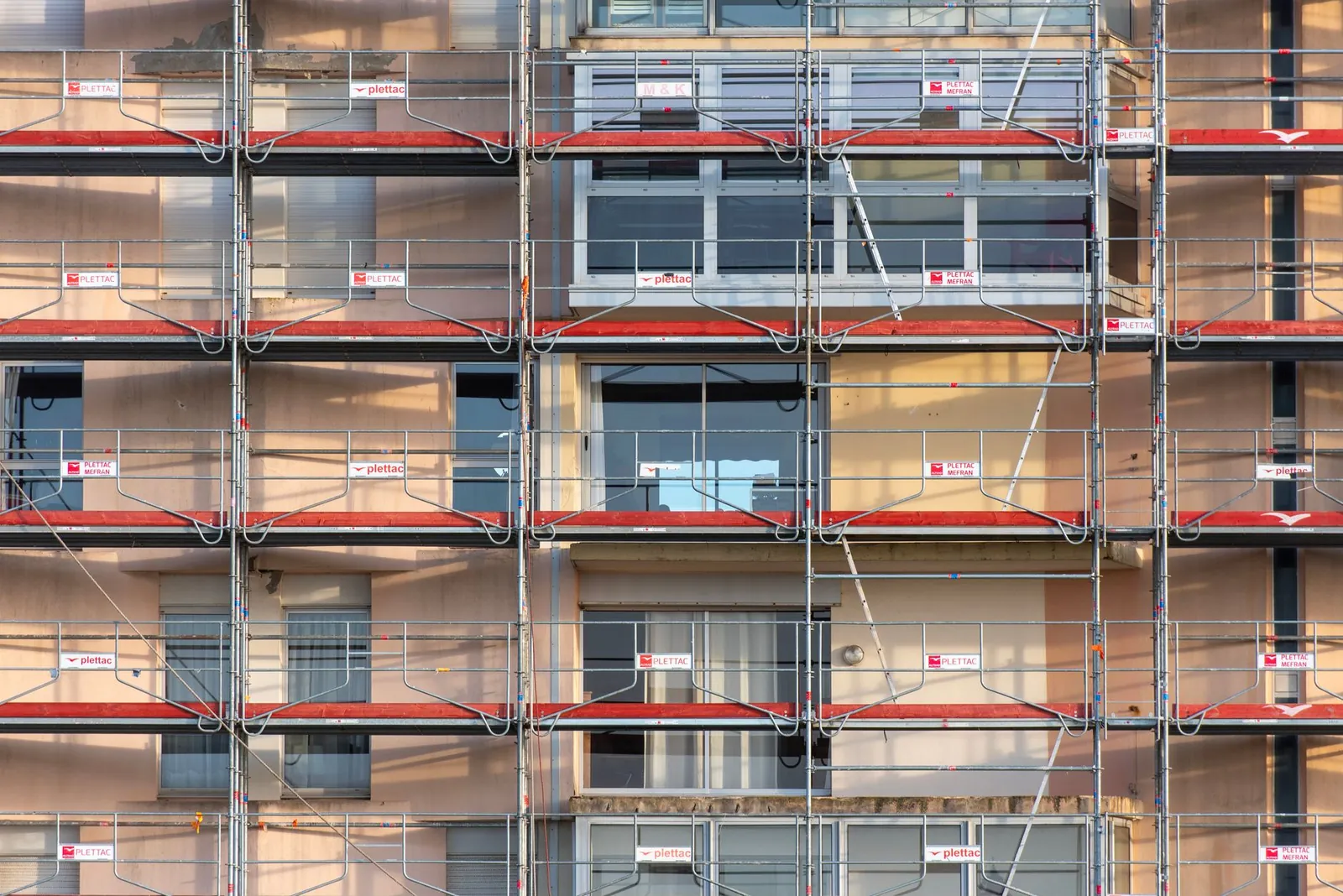 Façade d'un immeuble de copropriété à Clermont-Ferrand avec échafaudage de rénovation